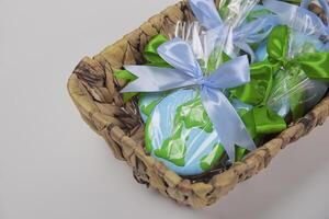 un cesta lleno con galletas en forma de tierra en verde fondo. tierra día concepto. foto