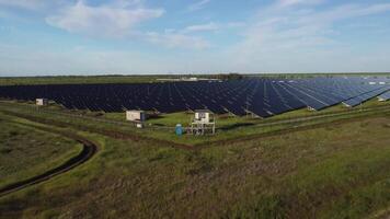 aéreo parte superior ver de un solar paneles poder planta. fotovoltaica solar paneles a amanecer y puesta de sol en campo desde arriba. moderno tecnología, clima cuidado, tierra ahorro, renovable energía concepto. video