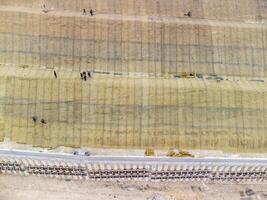 montaña la carretera constricción. trabajadores reforzarse el Pendiente terminado el nuevo la carretera. la carretera construcción en Progreso en Pendiente naturaleza cañón. infraestructura desarrollo y logística. aéreo zumbido Disparo foto