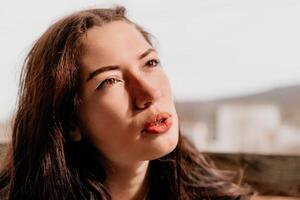 contento joven sonriente mujer con pecas al aire libre retrato. suave soleado colores. al aire libre de cerca retrato de un joven morena mujer y mirando a el cámara, posando en contra otoño naturaleza antecedentes foto