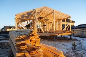 construcción de un de madera marco casa - marco desde el base, paredes, techo en zancos es un construcción sitio, el proceso de edificio un marco foto