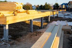 el Fundación de un de madera marco casa en zancos es un construcción sitio, el proceso de edificio un marco foto