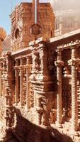 Roca edificio con un central torre, exhibiendo intrincado ornamentación en paredes video