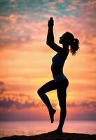 ai generado silueta de joven mujer practicando yoga en el playa a puesta de sol. ai generativo foto