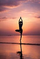 ai generado silueta de joven mujer practicando yoga en el playa a puesta de sol. ai generativo foto