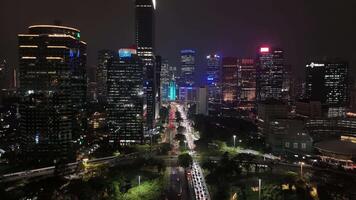 semangi, Jakarta, 2023 - antenne dar visie van Jakarta nacht met stadsgezicht lucht scrapper en gebouw genomen met in beweging achteruit beweging terwijl onthullend de stad visie video