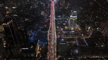semangi, Jakarta, 2023 - antenne dar visie van Jakarta nacht met verkeer snelweg stadsgezicht lucht scrapper en gebouw genomen van hoog hoogte met dar stijgende lijn omhoog terwijl onthullend de stad video