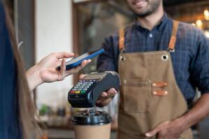 mujer utilizar teléfono inteligente a escanear qr código para orden menú en café restaurante con un digital entrega. escoger menú y orden acumular descuento. mi billetera, tecnología, pagar en línea, crédito tarjeta, banco aplicación foto