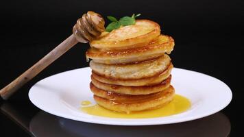 gekocht Süss Pfannkuchen mit Honig im ein Teller video