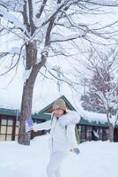 mujer turista visitando en asahikawa, viajero en suéter Turismo asahiyama zoo con nieve en invierno estación. punto de referencia y popular para atracciones en Hokkaidō, Japón. viaje y vacaciones concepto foto