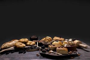 rústico estilo panadería con todo grano bollo, un pan y galletas con varios baya y nuez para hecho en casa sano Pastelería y tradicional horneando un pan foto