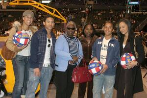 tía, tamara, taj mowrey y su madre, abuela, y hermano harlem trotamundos juego grapas centrar los ángeles, California febrero 20, 2006 foto