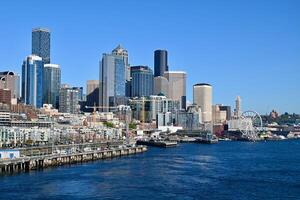 céntrico Seattle horizonte visto desde el agua foto