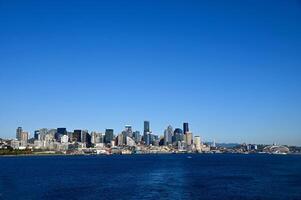 céntrico Seattle horizonte visto desde el agua foto