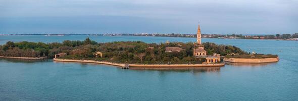 aéreo ver de el plagado fantasma isla de Poveglia en el veneciano laguna foto
