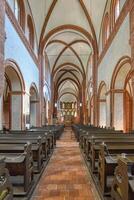 lehnin, Alemania, 2021, ex monje lehnin monasterio, S t María gótico Iglesia central nave, brandeburgo, Alemania foto