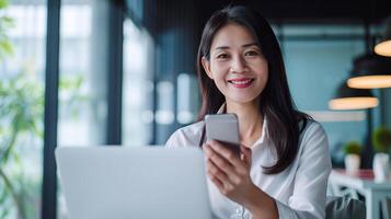 ai generado mayor medio Envejecido asiático mujer de negocios gerente CEO utilizando teléfono inteligente y ordenador portátil en oficina trabajando en línea foto
