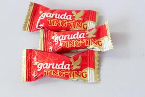 palembang-indonesia, enero 4, 2024- hormigueo maní dulce, es uno de el productos de el Garuda comida compañía. foto