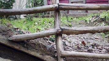 vecchio di legno villaggio Casa nel foresta video