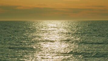 mai infinito mare acqua superficie Visualizza e sole fiammata. struttura di acqua superficie di mare riflessione di Soli raggi. vero volta. video