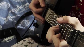 jugando electro guitarra video