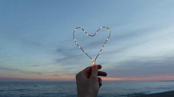 man innehav en hjärta symbol för valentines dag video