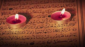 religião a livro do islamismo Alcorão dentro vela luz video