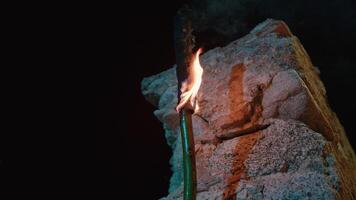 Fackel hängend auf das Mauer im das Nacht video