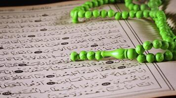 religie de boek van Islam koran en rozenkrans kralen video