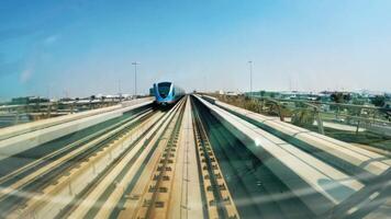 un' moderno treno nel dubai video