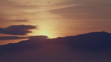 pittoreske landschap. zonsopkomst met zon stralen Aan berg. zon zonsopkomst van achter bergen. video