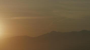 Sonnenaufgang auf Berg Hintergrund. Sonnenaufgang Landschaft mit Berg. dekorativ. video