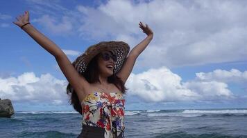 schleppend Bewegung von ein asiatisch Frau tragen ein Tube oben Gefühl damit aufgeregt Über haben Urlaub durch das Strand beim Mittag - - weiblich Tourist auf Sommer- Ferien video