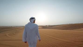 hombre caminando hacia el Dom en el Desierto video