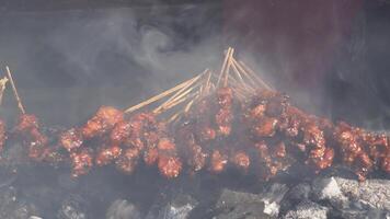 kip saté Aan vurig houtskool grillen door mensen in Indonesië video