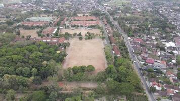 ein oben Aussicht auf ein Fußball Feld mit verschlechtert Gras Oberfläche video