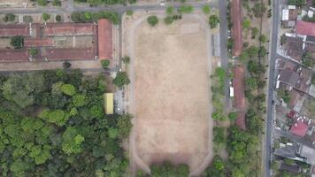 uma topo Visão em uma futebol campo com deteriorado Relva superfície video