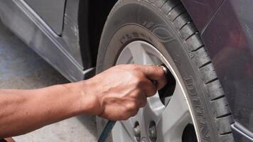 Mann Treiber Hand aufblasen Reifen von Fahrzeug, entfernen Reifen Ventil Stickstoff- Deckel zum Überprüfung Luft Druck und Füllung Luft auf Auto Rad beim Gas Bahnhof. video