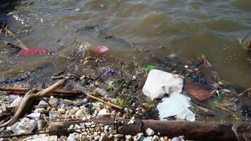 pollué plage par Plastique poubelle et Marin débris. video