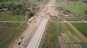 aereo Visualizza di il costruzione di il autostrada. cumulo di rifiuti camion è passaggio di il costruzione. video