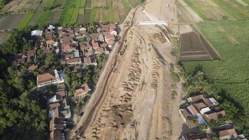 aereo Visualizza di il costruzione di il autostrada. cumulo di rifiuti camion è passaggio di il costruzione. video