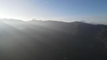 Antenne Morgen Aussicht von ein Berg im Brom, Osten Java, Indonesien video