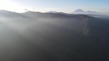 aereo mattina Visualizza di un' montagna nel bromo, est Giava, Indonesia video