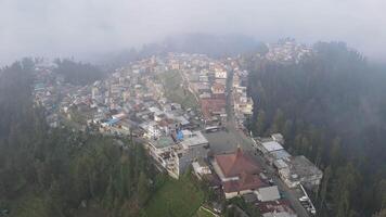 aéreo ver de un remoto pueblo llamado wonokitri, pasuruano, este Java, Indonesia video