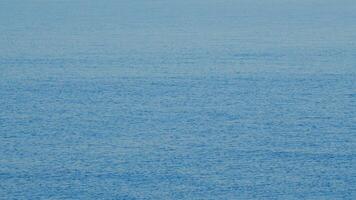 schön Platz auf Oberfläche mit Blau Farbe von Wasser. Ruhe Meer Oberfläche mit Wellen beim sonnig Morgen. still. video