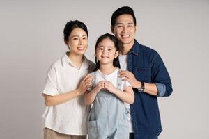 asiático familia retrato posando en blanco antecedentes foto