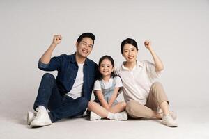 asiático familia retrato posando en blanco antecedentes foto