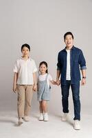 asiático familia retrato posando en blanco antecedentes foto
