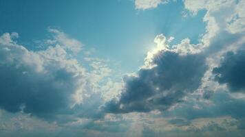 luz cloudscape. natureza panorama. verão azul céu. natureza clima azul céu com nuvens comovente dentro oposto direção. video