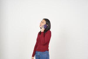 joven asiático mujer en rojo camiseta hacer un teléfono llamada con teléfono inteligente aislado en blanco antecedentes foto